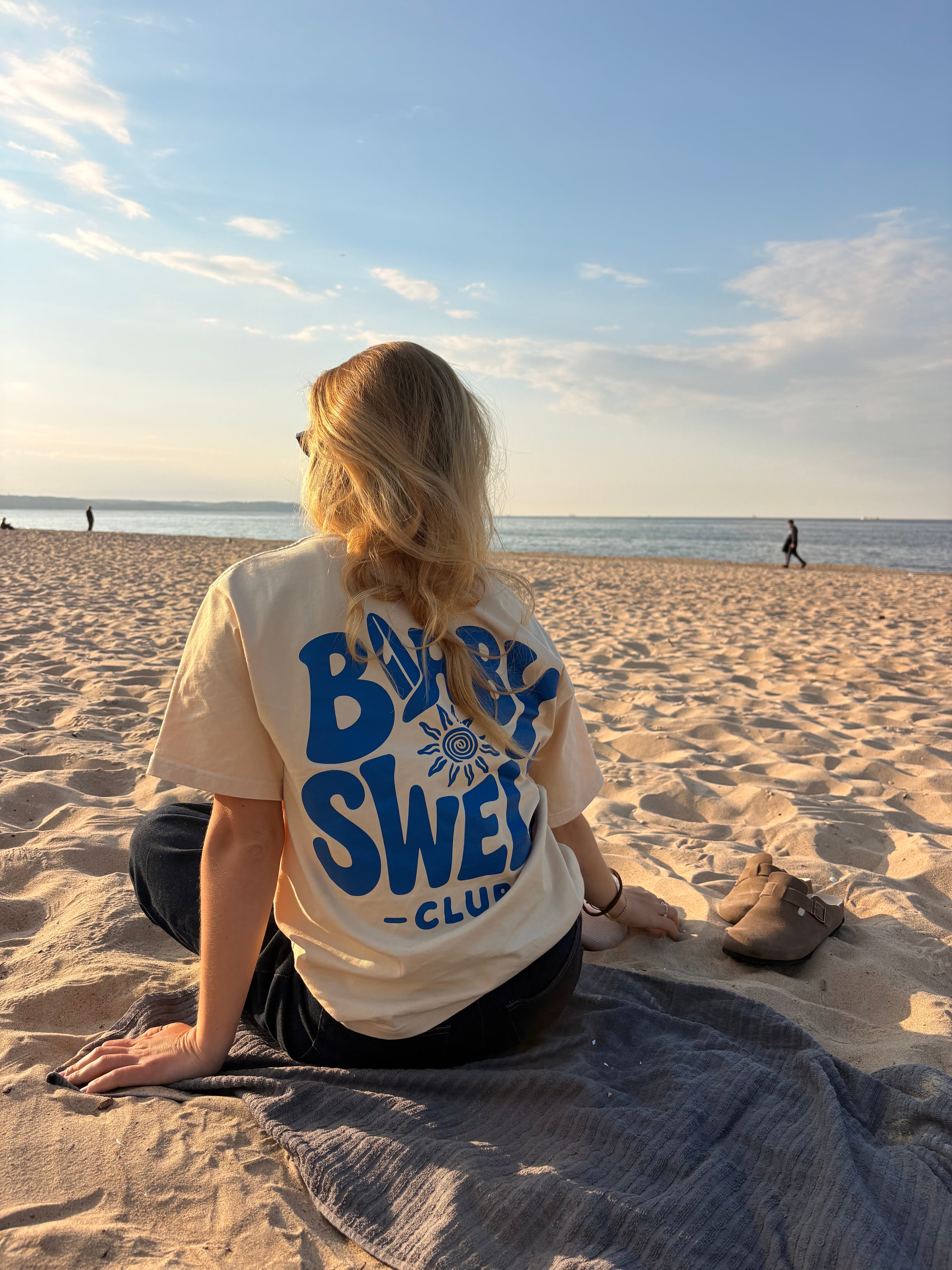 Modelo llevando la camiseta Baby Swell Tee en la playa