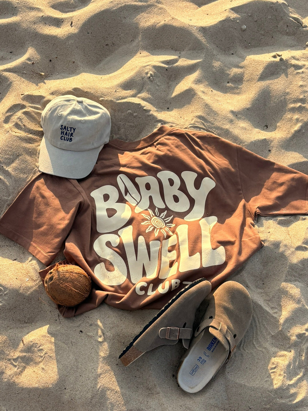 Pack Baby Swell Tee + Salty Hair Club Cap, foto lifestyle en la arena