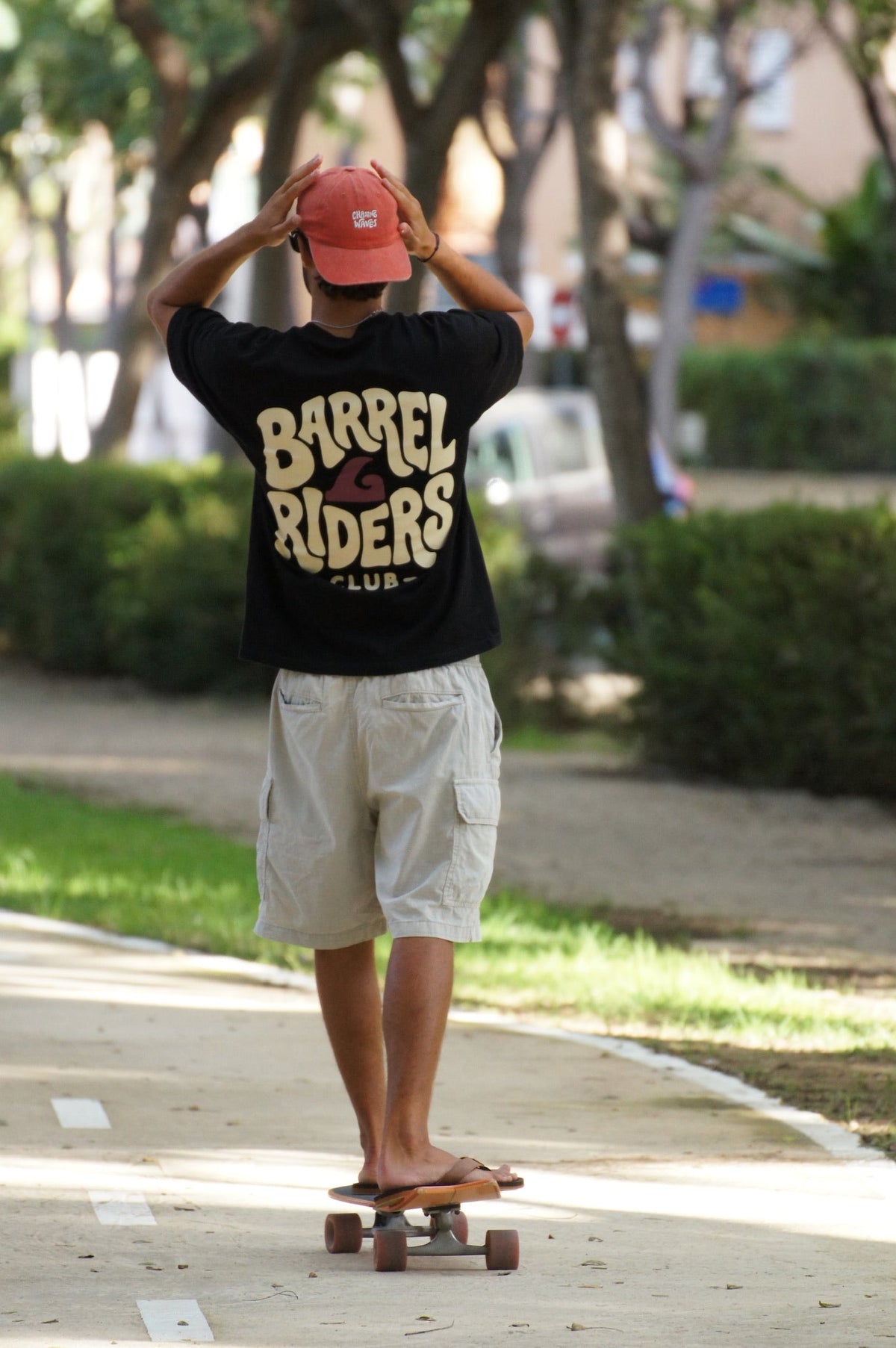 Pack Barrel Riders Tee + Chasing Waves Cap, foto lifestyle